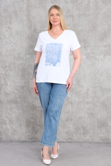  Bu ürün, büyük beden kadınlar için tasarlanmış olan mavi bir spor ikili takımdır. Takım, yüksek oranda pamuk (95%) ve az miktarda likra (5%) içeriği ile rahat ve esnek bir kullanım sunar. Ürün beden seçenekleri 42, 44, 46 ve 48 olarak mevcuttur. Kumaşın yüksek pamuk oranı, nefes alabilirlik sağlar ve likra içeriği esnekliği arttırır, böylece gün boyu rahatlıkla kullanılabilir. Ürünün üst parçası, sade ve şık bir tasarıma sahip olup, v yaka kesimi ile modern bir görünüm sunar. Alt parçası ise rahat kesimi ile günlük kullanım için idealdir.