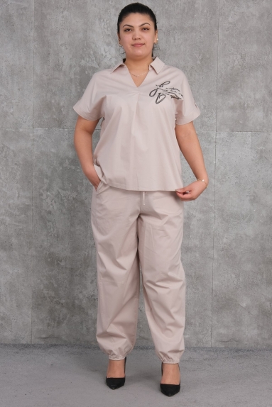  This product is a plus-size womens two-piece set. The color is beige, and the fabric composition is 75% polyester, 20% cotton, and 5% lycra. The set consists of a short-sleeved top and comfortable pants. The top features a V-neck design with a decorative detail on the front. Available sizes are 42, 44, 46, and 48.