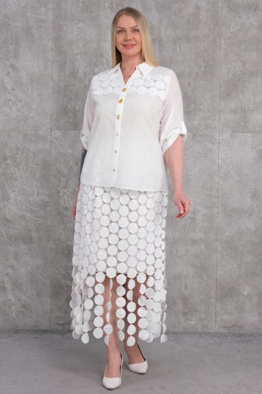  Bu büyük beden kadın ikili takım, zarif ve şık tasarımıyla dikkat çekiyor. Ürünün rengi ekrudur ve beden seçenekleri 42, 44, 46 ve 48dir. Kumaş içeriği %80 pamuk ve %20 polyester olup, rahat ve nefes alabilir bir yapıya sahiptir. Üst parça düğmeli ve uzun kolludur, kol manşetlerinde kıvrılabilir özellik bulunmaktadır. Alt parça ise uzun ve düz kesim bir eteğe sahiptir. Bu takım, günlük kullanım için mükemmel bir seçimdir ve hem rahat hem de şık bir görünüm sağlar.