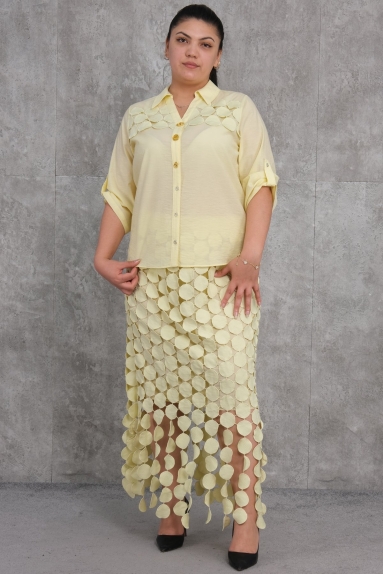  This plus size womens two-piece set features an elegant and stylish design, offered in a yellow color. The set is made from a fabric content of 80% cotton and 20% polyester, providing comfortable wear. The top piece is designed like a shirt with delicate button details, and the sleeves can be easily rolled up and secured with a button. The bottom piece is a skirt with a striking texture and round patterns. Available sizes are 42, 44, 46, and 48.