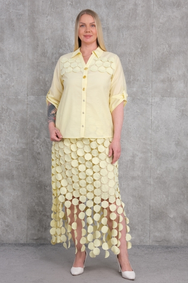  Bu büyük beden kadın ikili takım, zarif ve şık bir tasarıma sahip olup, sarı renkte sunulmaktadır. Takım, %80 pamuk ve %20 polyester kumaş içeriğiyle rahat bir kullanım sağlar. Üst parça, ince düğme detaylarına sahip gömlek tarzında tasarlanmış olup, kolları rahatlıkla kıvrılabilir ve düğme ile sabitlenebilir. Alt parça ise yuvarlak desenli ve dikkat çekici bir dokuya sahip etek olarak tasarlanmıştır. Mevcut bedenler 42, 44, 46 ve 48dir.