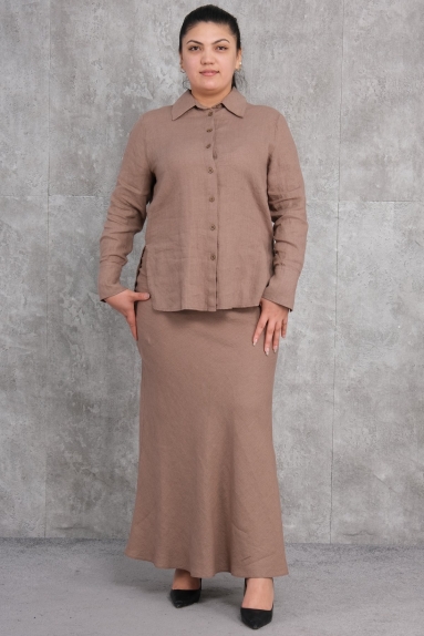  This plus-size womens twin set is designed to offer an elegant and comfortable look. The set comes in a brown color and is made from 100% cotton fabric. The top piece is a button-up shirt with long sleeves, providing a comfortable fit. The bottom piece is a skirt that hugs the body without restricting movement. The set is available in sizes 42, 44, 46, and 48. With its 100% cotton content, it is skin-friendly and breathable.