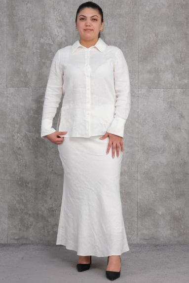  Plus Size Womens Twin Set in ecru color, made entirely of cotton. This set offers an elegant and comfortable style. The top piece consists of a long-sleeve, button-up shirt. The bottom piece is a long, wide-cut skirt. This product worn by the model is available in sizes 42, 44, 46, and 48.