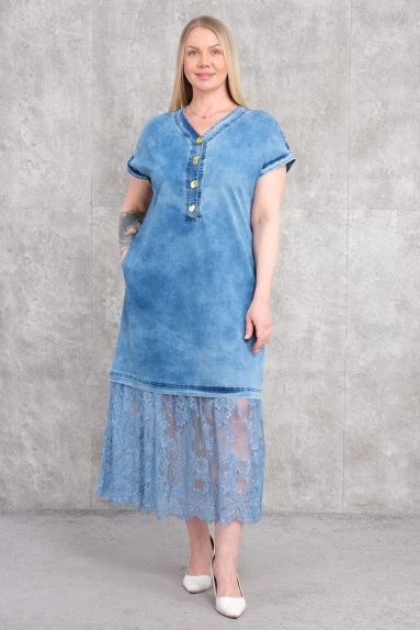  Bu büyük beden kadın denim elbise, günlük ve şık kullanım için mükemmel bir tercihtir. Elbisenin rengi mavi olup, ön tarafında üç altın detaylı düğme bulunmaktadır. V yaka kesimi, elbiseye zarif bir hava katar. Kısa kollu ve rahat kesimi sayesinde, her bedene uyumlu olacak şekilde tasarlanmıştır. Elbise, 42, 44, 46 ve 48 beden seçenekleri ile sunulmaktadır. Kumaş içeriği %95 pamuk ve %5 likradan oluşmaktadır, bu da elbiseyi hem rahat hem de esnek yapar. Elbisenin alt kısmında bulunan dantel detayları, ona romantik bir dokunuş katarak tarzınıza zarif bir hava katar.