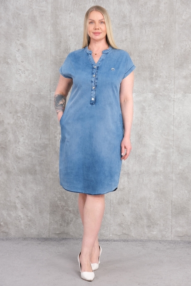  Bu büyük beden kadın denim elbise, zarif ve rahat bir stil sunar. Elbisenin rengi mavi olup, %100 pamuk kumaştan üretilmiştir. Bu elbise, yazın sıcak günlerinde size serinlik ve rahatlık sağlar. Beden seçenekleri ise 42, 44, 46 ve 48 olarak sunulmaktadır. Ön kısmında düğme detayları bulunan bu elbise, kısa kolludur ve şık bir görünüm sağlar. Ayrıca, bel kısmı ve genel kesimi, kadınların vücut hatlarını güzel bir şekilde ortaya çıkaracak şekilde tasarlanmıştır.