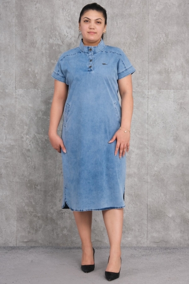  This plus-size womens denim dress stands out with its blue color and stylish design. The dress features short sleeves, a buttoned front, and two side pockets. Made from high-quality 100% cotton, it offers comfort and breathability. Available in sizes 42, 44, 46, and 48.