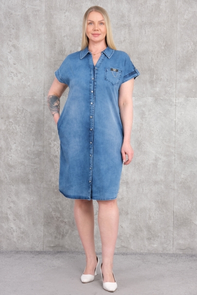  Bu ürün, büyük beden kadınlar için tasarlanmış mavi renkli bir denim elbisedir. Ön kısmı düğmeli olarak tasarlanmıştır ve kısa kolludur. Kumaşı %100 pamuktur, bu sayede cildin nefes almasına ve rahat bir kullanım imkanı sunar. Beden seçenekleri ise 42, 44, 46 ve 48 olarak mevcuttur. Hem günlük kullanıma uygun hem de şık bir görünüm sunarak farklı kombinler yapabilmenize olanak sağlar.