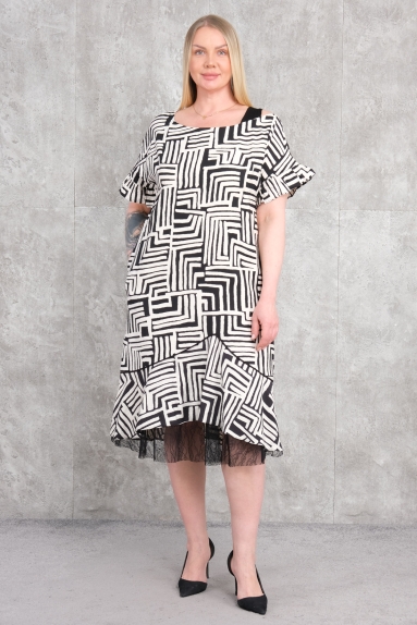  Bu şık siyah büyük beden kadın elbisesi, modern desenleri ve zarif tasarımı ile dikkat çekiyor. Kumaş yapısı %80 pamuk ve %20 polyesterden oluşan elbise, konforlu ve nefes alabilen bir yapıya sahiptir. Mankenin üzerinde sergilenen bu elbise, özellikle yaz aylarında rahatlıkla tercih edilebilir. Elbise beden seçenekleri 42, 44, 46 ve 48dir. Düz kesim ve salaş tarzıyla hem günlük hem de özel günlerde şıklığınızı korumanızı sağlar. Desenli siyah beyaz tasarımı, farklı aksesuarlarla kombinlemenize olanak tanır.