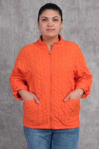  This plus-size womens short sports jacket stands out with its vibrant orange color. Seen on the model, this product offers a comfortable and stylish design that is perfect for daily wear. It is available in sizes 42, 44, 46, and 48. The fabric composition is 80% Polyester and 20% Cotton, making it soft and comfortable. The jacket features a front zipper and two large pockets. Additionally, the back of the jacket is plain and has the same rich texture.
