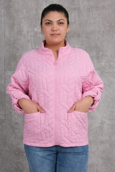 This short sporty jacket is specially designed for plus-size women. Produced in an eye-catching shade of pink, this jacket offers elegance and comfort. The size options are 42, 44, 46, and 48. The fabric content is 80% polyester and 20% cotton, which increases the durability and comfort of the jacket. The jacket features two large front pockets and a zipper detail that ensures ease of use. With its oval design and striking stitching details, it offers a sporty look.