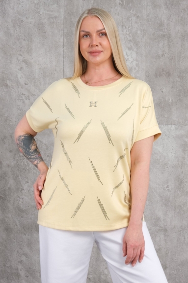  This blouse is specially designed for plus-size women. It comes in a stylish and simple yellow color. Made from a fabric blend of 80% Polyester and 20% Cotton, it is both lightweight and comfortable. The blouse features short sleeves and elegant pattern details. Available in sizes 42, 44, 46, and 48, it is perfect for daily wear, offering both comfort and style.