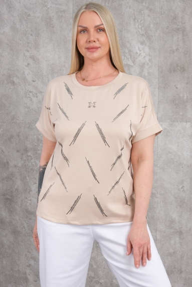  This plus size womens blouse comes in a beige color with a stylish design. The front features decorative patterns, with a round neckline and short sleeves. Made from 80% Polyester and 20% Cotton, it offers a lightweight and comfortable wear. Available in sizes 42, 44, 46, and 48. The blouse has a comfortable cut, making it ideal for daily use with its elegant appearance. The back of the blouse has a plain and simple design.