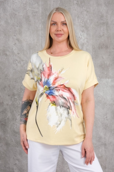  This plus-size womens blouse is offered in an elegant and stylish Yellow shade. The blouse is available in sizes 42, 44, 46, and 48. The fabric composition consists of 75% Polyester, 20% Cotton, and 5% Lycra. The front of the blouse features a colorful and eye-catching floral pattern. The back part provides a plain and simple appearance.