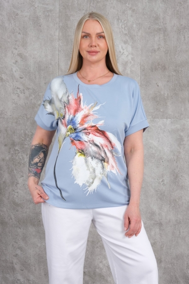  This plus-size womens blouse is an ideal choice for those seeking style and comfort. The lively blue color and the colorful floral pattern on the front add an aesthetic appeal to the product. It is available in four different sizes (42, 44, 46, and 48). The fabric content is a blend of 75% Polyester, 20% Cotton, and 5% Lycra. This combination provides both durability and flexibility. The short-sleeve design offers ease of use and is perfect for warm weather conditions. 