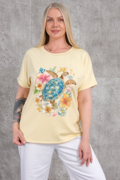  This plus-size womens blouse features an elegant and comfortable style. In yellow color, this blouse is made of 75% polyester, 20% cotton, and 5% lycra, offering a lightweight and flexible structure. The floral and turtle patterns on the front part of the blouse add a unique flair to the product. Its round neckline and loose fit provide a comfortable wear. The product is available in sizes 42, 44, 46, and 48.