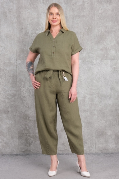  This product is a khaki-colored plus-size womens two-piece set. The top part features short sleeves and a collar design with button details on the front. The bottom part is designed as trousers with a drawstring waist and a relaxed fit. The product is made from 100% cotton fabric, making it breathable and comfortable. Available in sizes 42, 44, 46, and 48. Ideal for women who value both elegance and comfort.