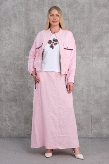  This plus-size womens three-piece suit offers a comfortable and stylish option. The pink suit provides high comfort with its 100% cotton fabric content. It is available in sizes 42, 44, 46, and 48. The top features a zip closure and pockets, with a patterned blouse inside. The skirt part extends to the floor, providing an elegant look.