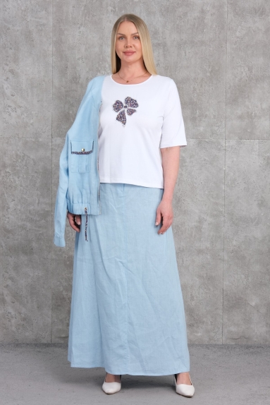  This elegant three-piece set is specially designed for plus-size women. The product is blue in color and is available in sizes 42, 44, 46, and 48. The three-piece set is made of 100% cotton, offering comfortable wear. The top part of the set is white with a delicate pattern on the front. The jacket and skirt parts are in a stylish blue tone. The jacket features pocket details and buttons on the front. This set is an excellent choice for everyday wear.