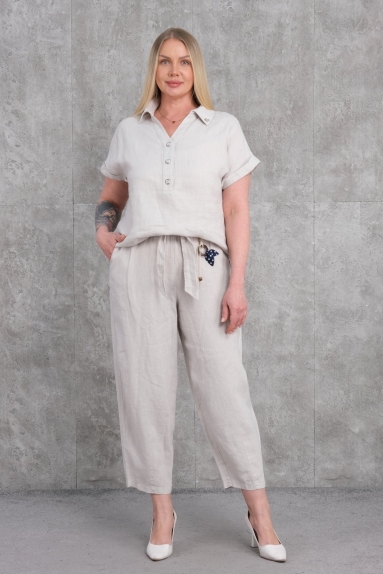  This plus size womens two-piece set offers a comfortable and stylish wearing experience with its beige color option. The set seen on the model is made entirely of 100% cotton, providing a natural touch. Available in sizes 42, 44, 46, and 48. The top piece is designed with short sleeves and buttons, offering both elegance and comfort, while the bottom piece features an elastic waist and wide legs, suitable for daily wear.