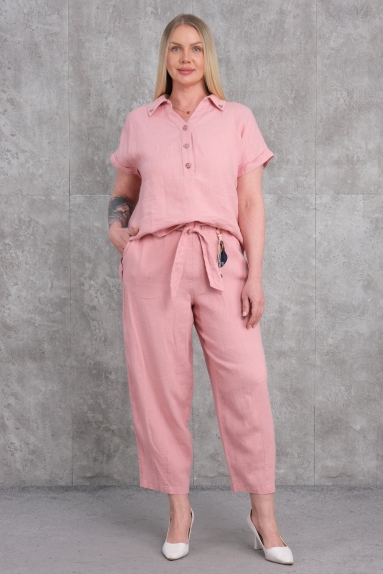  This plus-size womens two-piece set is designed in pink. The product is made entirely of cotton (100% COTTON). The set is available in sizes 42, 44, 46, and 48. The top has short sleeves and is enriched with button details. The pants are wide-legged and tied at the waist with a sash. This set is both comfortable and stylish, ideal for everyday use.