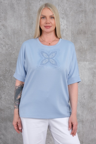  This elegant and comfortable Plus Size womens blouse comes in blue and is available in various sizes (42, 44, 46, 48). The fabric content consists of 75% Polyester, 20% Cotton, and 5% Lycra, providing both stretch and comfort. It features a decorative motif on the front, adding an extra touch of elegance. This short-sleeve blouse is suitable for everyday wear as well as special occasions.