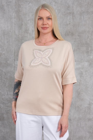  This plus-size womens blouse offers elegance and comfort in its beige color. The front features a delicately crafted design that adds a touch of sophistication. Made of 75% polyester, 20% cotton, and 5% lycra, the fabric is both stretchy and breathable. Available in sizes 42, 44, 46, and 48, this blouse has half sleeves and a round neckline, making it suitable for wear in all seasons.