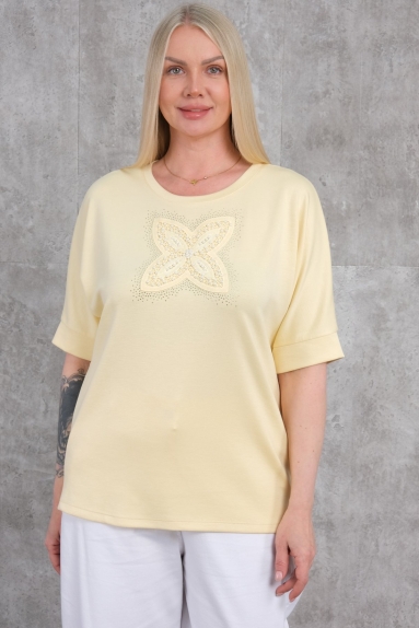  This plus-size womens blouse offers both comfort and elegance. Its yellow color complements your skin tone while providing a vibrant and energetic appearance. The decorative embroidery on the front adds an aesthetic value and stands out as an eye-catching detail. The blouse is available in a range of sizes (42, 44, 46, 48), making it a suitable option for all women. The fabric content consists of 75% Polyester, 20% Cotton, and 5% Lycra, ensuring stretchability and ease of use and maintenance.