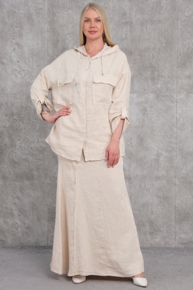  This product is a beige-colored two-piece set specifically designed for plus-size women. The top features two large pockets on the front and a comfortable hood. With button details, the top offers a practical and stylish look. The sleeves of the shirt can be rolled up and secured with buttons, providing ease to the wearer. The bottom piece is a wide-cut long skirt. The skirt has decorative stitching details on the back. Made from 100% cotton, the product is soft and breathable. Available sizes are 42, 44, 46, and 48.