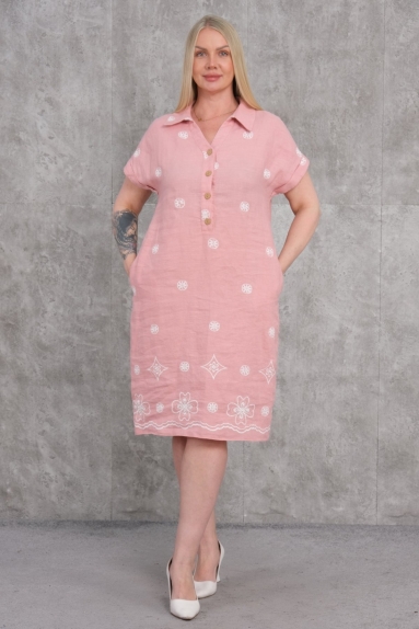  This plus-size womens dress is pink in color and made of 100% cotton. It features button details and embroidery on the front. The dress has short sleeves and offers a comfortable style. It is perfect for both everyday use and special occasions. Available in sizes 42, 44, 46, and 48. The back part is plain without patterns, contributing to a simple and elegant look.