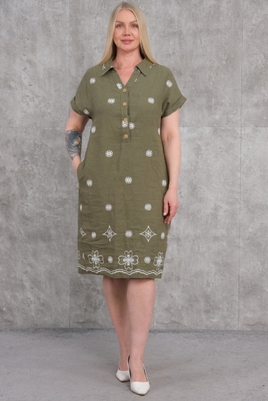  This product is designed as a plus-size womens dress. The dress is available in khaki color and comes in sizes 42, 44, 46, and 48. Made from 100% cotton, this dress offers comfort during hot summer days. It features a buttoned collar on the front, a short-sleeve design, and pocket details, combining comfort and elegance. The white motifs on the dress create a beautiful contrast with the khaki color, providing a sophisticated look. The back of the dress is also adorned with the same motifs, emphasizing a simple and stylish design.