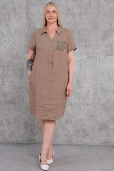  This plus-size womens dress is in taupe color and made from 100% cotton fabric. The dress combines elegance and comfort. It features a buttoned front and an embroidered pocket on the right chest that draws attention. With its relaxed fit, this dress is ideal for everyday wear. The available sizes are 42, 44, 46, and 48. The breathable fabric ensures comfort during the summer months.