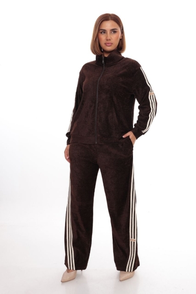 This plus-size womens sports two-piece set is designed in a brown color, offering both elegance and comfort. The set is available in sizes 42, 44, 46, and 48. The fabric content includes 55% cotton, 10% viscose, 5% lycra, and 30% nylon, providing softness and flexibility. The top piece is zippered, with long sleeves and side white stripe details. The bottom parts have a comfortable fit and are complemented with matching side stripe details. It is an ideal choice for sports or casual wear.