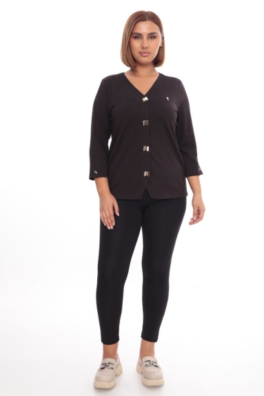  This plus-size womens blouse offers an elegant and comfortable style. It comes in a brown color and fits every body type. The fabric content is 55% cotton, 10% viscose, 5% lycra, and 30% nylon, ensuring both durability and flexibility. The blouse is available in sizes 42, 44, 46, and 48. With a V-neck design, button details, and three-quarter sleeve length, it complements your everyday elegance.