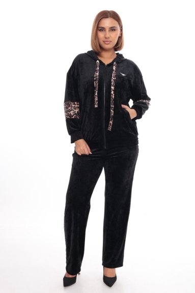  This plus-size womens sports two-piece set in black offers a combination of comfort and style. The set is available in sizes 42, 44, and 46. The fabric composition is 90% Polyester, 5% Elastane, and 5% Spandex, providing flexibility and long-lasting use. The zippered jacket features leopard print details, with elasticated ribbed details on the cuffs and hem. The pants offer a comfortable wear with a wide-leg cut and matching leopard print stripe details on the sides. This set is ideal for both daily wear and sports activities.