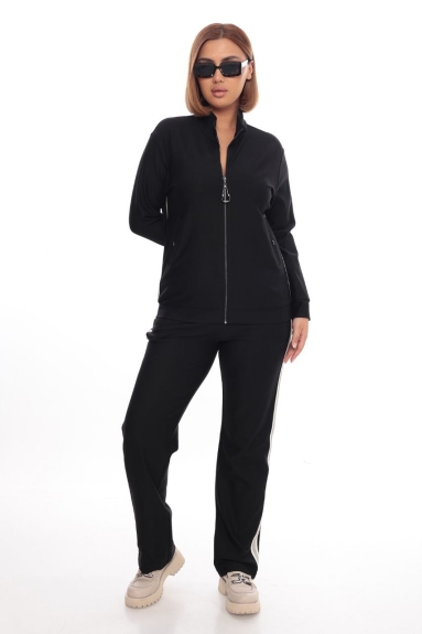  This product is a plus-size womens twin set. The product is black and is available in sizes 42, 44, 46, and 48. The fabric content is 80% Cotton, 17% Polyester, and 3% Lycra. The top features a zipper and two side pockets, while the bottom is a comfortable pair of pants. This set offers both sportiness and comfort, making it ideal for daily wear.