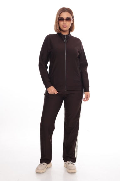  This product is a plus-size womens brown sports two-piece set. The top part of the product features long sleeves, zippers, and pockets. The bottom part is comprised of comfortable cut pants. The product is available in sizes 42, 44, 46, and 48. The fabric composition includes 80% cotton, 17% polyester, and 3% lycra, ensuring comfort and flexibility. It can be used for sports activities or daily wear.