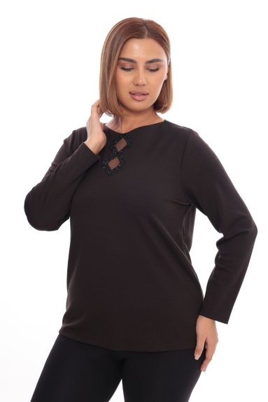  This product is an elegant sports dress designed for plus-size women. It comes in brown color and is available in sizes 42, 44, 46, and 48. The fabric composition is 80% cotton, 17% polyester, and 3% lycra, providing both comfort and flexibility. The front features a striking design detail with two square shapes. With its long sleeves and comfortable cut, it is highly suitable for everyday use.