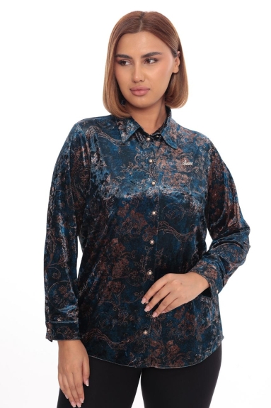  This plus-size womens shirt comes in a stylish blue design. Made from 80% cotton, 17% polyester, and 3% lycra, it offers both comfort and durability. Available in sizes 42, 44, 46, and 48. The front features button details, making it perfect for everyday wear. Its soft and smooth texture ensures all-day comfort. With its classic collar and long sleeves, this shirt combines elegance and comfort.