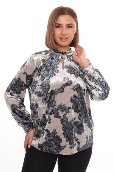  This product is a plus-size womens blouse in blue color. Available sizes are 42, 44, 46, and 48. The fabric composition is 80% cotton, 17% polyester, and 3% lycra, making it both comfortable and stretchy. The front features a buttoned neckline detail and double-layered cuffs. The back has a plain design.