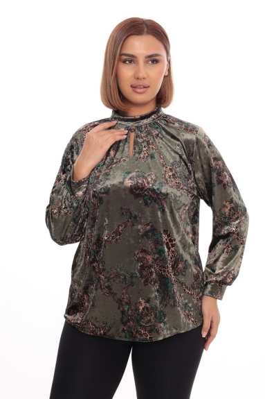  This plus-size womens blouse offers a modern and sophisticated look. In green, this item is adorned with an impressive pattern on both the front and back. The fabric content is 80% cotton, 17% polyester, and 3% lycra. The blouse is available in sizes 42, 44, 46, and 48. Its soft and stretchy fabric provides comfort for daily wear. The high collar and long sleeves are perfect for completing your style.