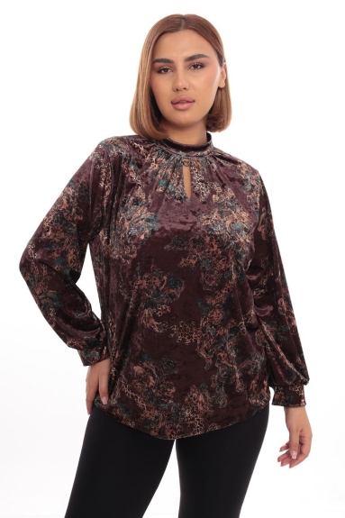  This elegant plus-size womens blouse comes in a sophisticated brown color and features eye-catching details both on the front and back. The fabric composition is 80% Cotton, 17% Polyester, and 3% Lycra. The cotton content ensures a soft texture, providing gentle comfort for your skin. The slight lycra blend offers added comfort and flexibility. Available in sizes 42, 44, 46, and 48, this blouse is a perfect choice for both everyday wear and special occasions.