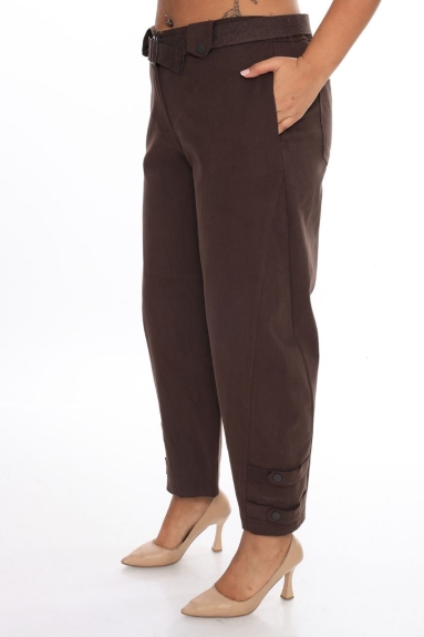  This product is a brown plus-size womens pants. The fabric content is composed of 28% cotton, 70% polyester, and 2% elastane. Available in sizes 42, 44, 46, and 48. These pants, as shown on the model, appear comfortable and stylish, suitable for both summer and winter use. From the front and back photos, it can be seen that there is a belt embellishment on the waist area. The button details at the ankles add a distinct touch to the pants.