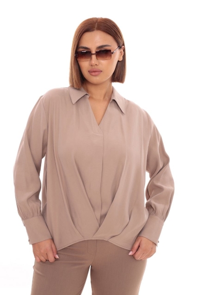  This plus-size womens blouse offers a stylish and comfortable look. The beige color provides an elegant and sophisticated feel. The fabric composition consists of 75% cotton, 20% polyester, and 5% elastane, making the product both durable and flexible. The blouse is available in sizes 44, 46, and 48, offering options that every woman can wear comfortably. It features details on the front and its simplicity makes it suitable for any outfit. The blouse is long-sleeved with cuff details on the sleeves. The back is plain and simple, making the blouse suitable for both everyday and special occasions.