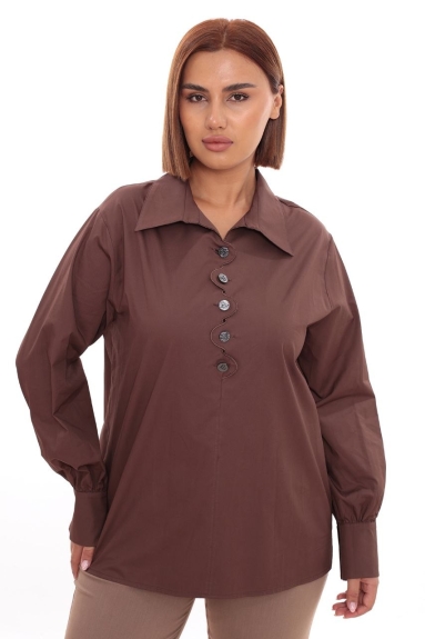  This plus-size womens shirt features an elegant and comfortable design. Its brown color makes it suitable for both everyday wear and special occasions. The shirt comes in sizes 44, 46, and 48. The fabric content is 75% cotton, 20% polyester, and 5% lycra, making it breathable and stretchable for all-day comfort. The front of the shirt has large buttons, while the back offers a simple appearance. With high-quality fabric and meticulous stitching details, this shirt will become a staple in your wardrobe.