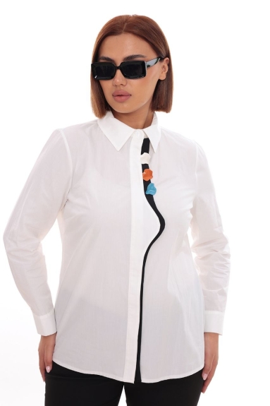  This stylish and modern plus-size womens shirt stands out with the elegance of white color. Both the front and back views present a graceful and comfortable posture. The shirt has a soft and stretchy texture with a fabric composition of 80% cotton, 15% elastane, and 5% lycra. This provides comfort throughout the day. Available in sizes 44, 46, and 48. The front part features button details and has a classic collar design. It can be comfortably preferred for daily use or a special event.
