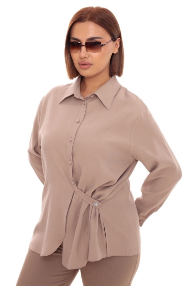  This plus-size womens shirt offers a comfortable and stylish look. It provides a refined appearance with its taupe color. It is completed with button details on the chest area and features an elegant buckle detail at the waist. The fabric content is 80% cotton, 15% elastane, and 5% lycra. This combination gives the blouse elasticity and comfort. Available sizes are 44, 46, and 48.