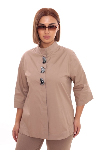  هذه البلوزة النسائية بالحجم الكبير تقدم تصميمًا أنيقًا ومريحًا. بلون البيج، تتميز بمظهر بسيط وأنيق وتتوفر بأحجام 44 و46 و48. محتوى القماش عبارة عن مزيج من 80% قطن، 15% سبانديكس و5% ليكرا. هذا المزيج يضمن أن تكون البلوزة ناعمة ومرنة، مما يتيح لك ارتدائها براحة طوال اليوم. الأزرار الكبيرة على المقدمة تضيف تفصيلًا ملفتًا، في حين أن الأكمام الثلاثة الأرباع تضفي لمسة عصرية. يضيف الياقة عنصرًا خفيفًا لهذا التصميم البسيط. مناسب لأي طراز، هذه البلوزة مثالية للارتداء اليومي.