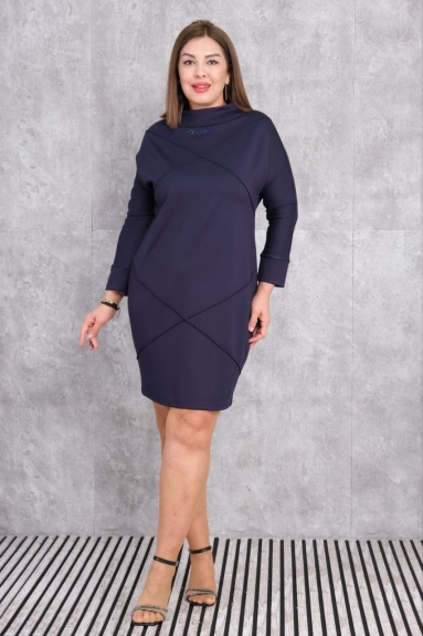  This product is a navy blue casual dress designed for plus size women. Available sizes include 50, 52, 54, and 56. The fabric content consists of 80% Cotton, 15% Polyester, and 5% Elastane, making the dress both comfortable and stretchy. The design of the dress is simple, with long sleeves and a hemline that reaches the knee. Its soft texture and elegant structure make it ideal for everyday use. The dress looks very chic on the model, offering both comfort and a modern look.