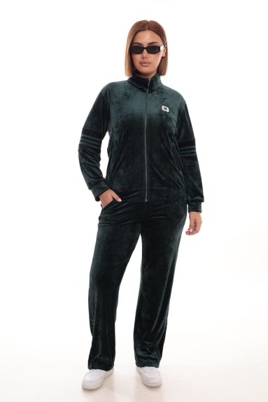  This plus-size womens sports suit combines comfort and style. In a petrol green color, this set is made from 75% Polyester and 25% Acrylic fabric. It consists of two pieces, a jacket, and pants, providing freedom of movement thanks to its flexible structure. The jacket features a full-zip front and side pockets. There are three stripe details on the sleeves, while the back has a plain design. Available in sizes 42, 44, 46, and 48.