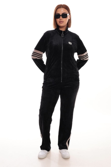  This plus-size sports two-piece set offers both elegance and comfort. The product is black in color and is available in sizes 42, 44, 46, and 48. It is made from 75% Polyester and 25% Acrylic fabric. The top features zipper details and stripes on the sleeves. The bottom part is designed for comfortable wear and is black with stripe details on the sides. It is an ideal choice for everyday use.